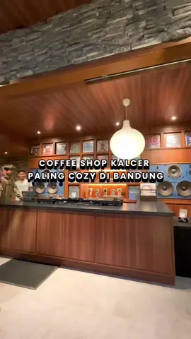 Coffee shop kalcer favoritnya anak skena Bandung, De La Sol. Gak cuma orang Bandung, orang Jakarta juga belum afdol kalo belum kesini nih. Gak cuma tempatnya yang nyaman, makanan sama minumannya juga enak, BEST BANGET. Harus banget masukin ke list place to go di Bandung. #coffeeshop #coffeeshopbandung #cafehopping #skena #placetogobandung #fyp 