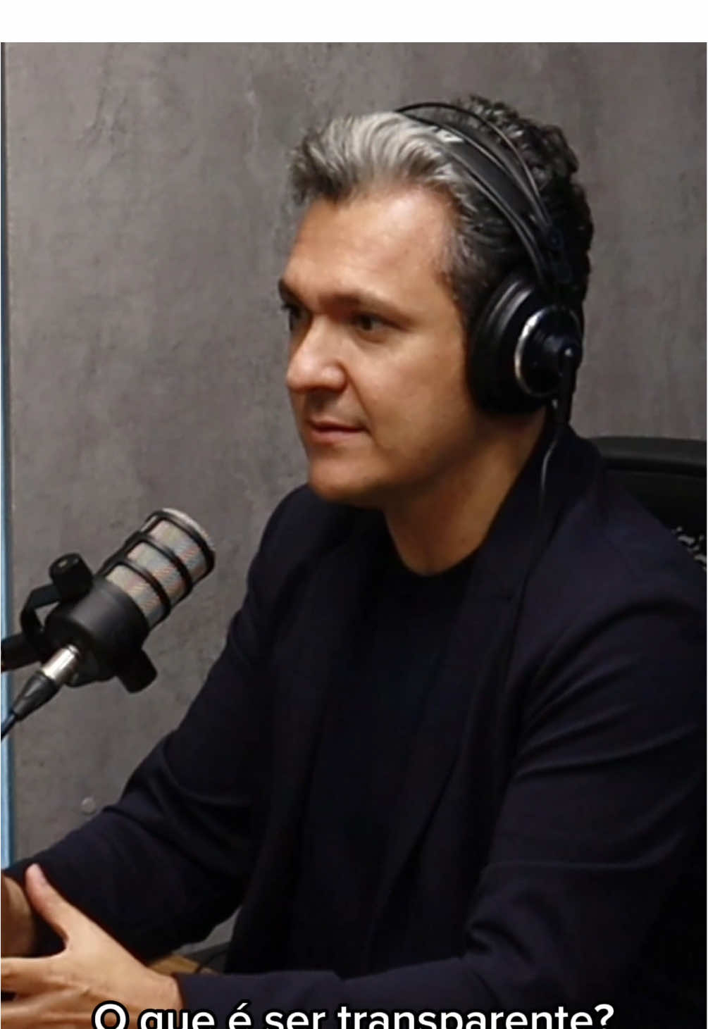 Honestidade ou transparência? Qual das duas define seu relacionamento? Ser honesto é essencial. Mas ser transparente é ainda mais poderoso. Honestidade diz: “Se você perguntar, eu conto.” Transparência diz: “Eu conto porque quero que você saiba.” Muitos relacionamentos enfrentam crises não por falta de amor, mas por falta de transparência. Porque onde há dúvidas, cresce a insegurança. Onde há silêncio, surgem questionamentos. A confiança se fortalece quando não há segredos. Quando o outro se sente prioridade. Quando o diálogo flui sem precisar ser arrancado. Então, reflita: você está sendo transparente ou apenas honesto? 💬 #Relacionamentos #Casamento #Confiança #Comunicação #Amor #Transparência #Honestidade #RelacionamentoSaudável