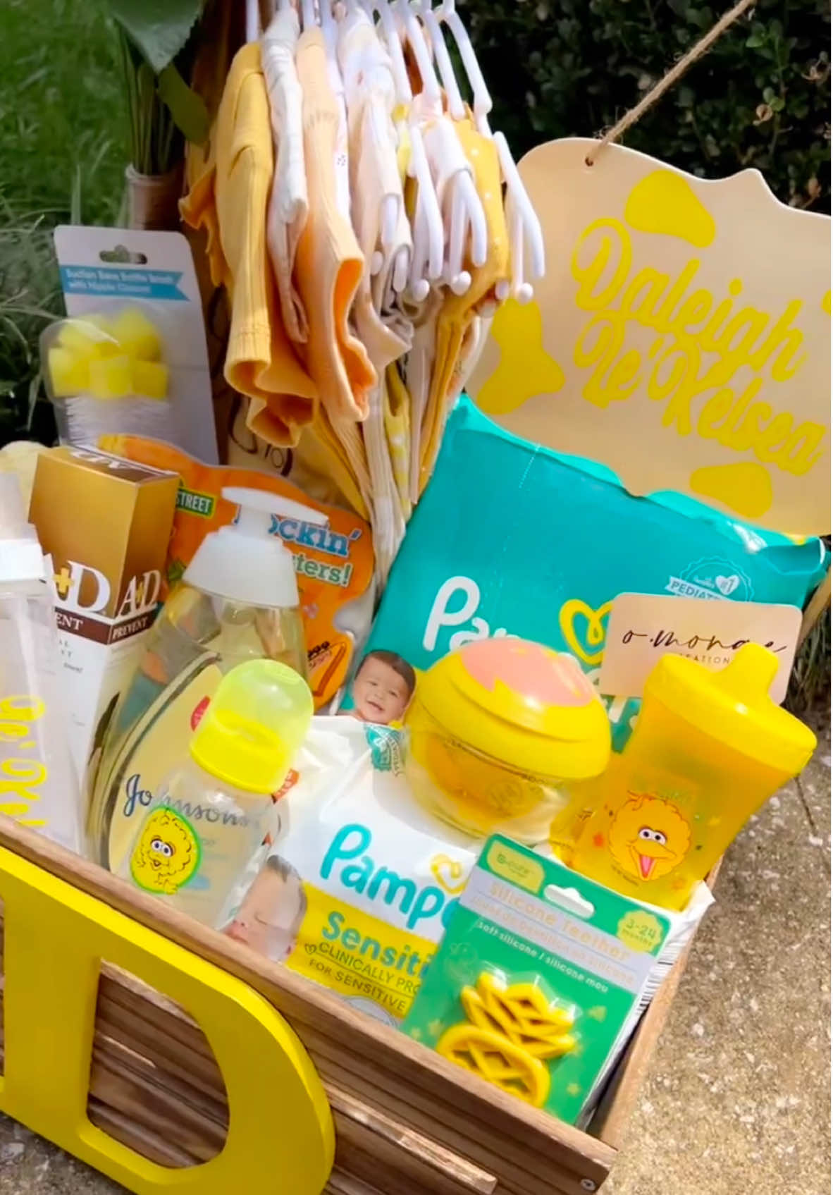 Baby Shower Crate Closet ✨💛#diyproject #DIY  #babyshower #babyshowercrate #yellow #omonaecreations #babyshowergift 
