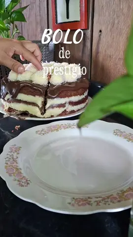 Esse bolo de Chocolate fica muito gostoso 😋  #bolodechocolate #chocolate #receitas #brigadeiro #comida #confeitaria #sobremesa #massa #doce #cozinha 