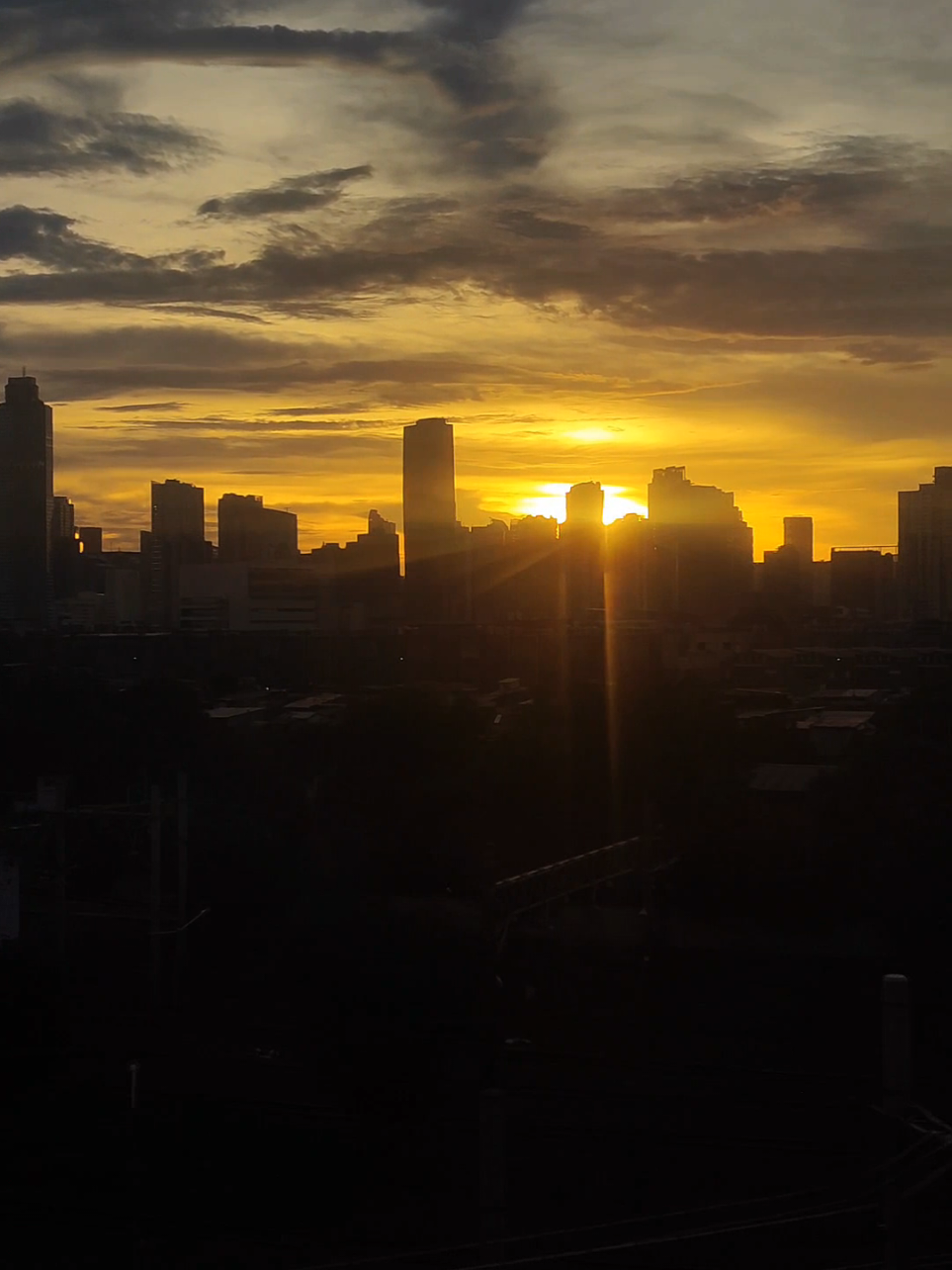 Jakarta dan sunsetnya #krl #manggarai #stasiunmanggarai #sunset #senja