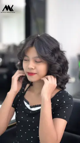 ▪️𝐀 𝐓𝐨𝐮𝐜𝐡 𝐎𝐟 𝐏𝐫𝐨𝐟𝐞𝐬𝐬𝐢𝐨𝐧𝐚𝐥𝐢𝐬𝐦  ဒီနေက 𝐏𝐫𝐨𝐟𝐞𝐬𝐬𝐢𝐨𝐧𝐚𝐥 𝐇𝐚𝐢𝐫 𝐒𝐭𝐲𝐥𝐢𝐬𝐭  အစ်မ 𝐌𝐚𝐥 𝐊𝐢𝐦𝐦 ဖန်တီးပြသထားတဲ့ ကောက်သားလှလှလေးပဲဖြစ်ပါတယ်။ 𝐈𝐧𝐭𝐞𝐫𝐧𝐚𝐭𝐢𝐨𝐧𝐚𝐥 𝐒𝐭𝐚𝐧𝐝𝐚𝐫𝐝 ပြည့်မီတဲ့ 𝐄𝐱𝐩𝐞𝐫𝐢𝐞𝐧𝐜𝐞𝐝 𝐡𝐚𝐢𝐫 𝐬𝐭𝐲𝐥𝐢𝐬𝐭 တစ်ဦးနဲ့ ကိုယ့်ရဲ့ 𝐥𝐨𝐨𝐤  ကို 𝐜𝐡𝐚𝐧𝐠𝐞 ဖို့ဆို နိုင်ငံခြားထိသွားနေစရာမလိုတော့ပါဘူးနော်။ 𝐌𝐚𝐥 𝐤𝐢𝐦𝐦 𝐛𝐞𝐚𝐮𝐭𝐲 𝐡𝐨𝐮𝐬𝐞  ရဲ့ 𝐏𝐫𝐨𝐟𝐞𝐬𝐬𝐢𝐨𝐧𝐚𝐥 𝐬𝐭𝐲𝐥𝐢𝐬𝐭 တွေနဲ့ တိုင်ပင်ပြီး ကိုယ့်နဲ့ အလိုက်ဖက်ဆုံး 𝐒𝐞𝐜𝐨𝐧𝐝 𝐟𝐚𝐜𝐞 လေးကို လာရောက်ဖန်တီးလို့ရပါပြီရှင့်။  𝐒𝐭𝐲𝐥𝐢𝐬𝐭-𝐌𝐚𝐥 𝐤𝐢𝐦𝐦 📍𝐂𝐇𝐈𝐂 𝐁𝐞𝐚𝐮𝐭𝐲 𝐇𝐨𝐮𝐬𝐞 (𝐌𝐚𝐥 𝐊𝐢𝐦𝐦 𝐁𝐚𝐧𝐠𝐤𝐨𝐤 𝐁𝐫𝐚𝐧𝐜𝐡) ☎️ +𝟔𝟔 𝟖𝟐 𝟏𝟎𝟑 𝟑𝟔𝟔𝟎 -𝐓𝐡𝐞 𝐑𝐚𝐲𝐚 𝐒𝐮𝐫𝐚𝐰𝐨𝐧𝐠 𝐇𝐨𝐭𝐞𝐥, 𝟐𝟒-𝟑𝟎 𝐒𝐮𝐫𝐚𝐰𝐨𝐧𝐠 𝐑𝐝, 𝐒𝐢 𝐏𝐡𝐫𝐚𝐲𝐚, 𝐁𝐚𝐧𝐠 𝐑𝐚𝐤, 𝐁𝐚𝐧𝐠𝐤𝐨𝐤 𝟏𝟎𝟓𝟎𝟎, 𝐓𝐡𝐚𝐢𝐥𝐚𝐧𝐝 📍𝐌𝐚𝐥 𝐊𝐢𝐦𝐦 𝐁𝐞𝐚𝐮𝐭𝐲 𝐇𝐨𝐮𝐬𝐞 (𝐆𝐨𝐥𝐝𝐞𝐧 𝐕𝐚𝐥𝐥𝐞𝐲 𝐁𝐫𝐚𝐧𝐜𝐡) ☎️𝟎𝟗 𝟒𝟒𝟑 𝟑𝟑𝟑 𝟑𝟴𝟐 -𝐍𝐨.(𝟐𝟖), 𝐈𝐧𝐲𝐚 𝐌𝐲𝐚𝐢𝐧𝐠 𝐑𝐨𝐚𝐝, 𝐆𝐨𝐥𝐝𝐞𝐧 𝐕𝐚𝐥𝐥𝐞𝐲 (𝟏) 𝐐𝐮𝐚𝐫𝐭𝐞𝐫, 𝐁𝐚𝐡𝐚𝐧 𝐓𝐨𝐰𝐧𝐬𝐡𝐢𝐩, 𝐘𝐚𝐧𝐠𝐨𝐧 📍𝐌𝐚𝐥 𝐊𝐢𝐦𝐦 𝐁𝐞𝐚𝐮𝐭𝐲 𝐇𝐨𝐮𝐬𝐞 (𝐒𝐨𝐮𝐭𝐡 𝐎𝐚𝐤𝐤𝐚𝐥𝐚𝐩𝐚 𝐁𝐫𝐚𝐧𝐜𝐡) ☎️ 𝟎𝟗 𝟒𝟒𝟑 𝟑𝟑𝟑 𝟑𝟔𝟐 -𝐍𝐨.𝟏𝟐𝟎𝟑,𝐓𝐡𝐢𝐭𝐬𝐚𝐫 𝐑𝐨𝐚𝐝,(𝟕)𝐐𝐮𝐚𝐫𝐭𝐞𝐫,𝐒𝐨𝐮𝐭𝐡 𝐎𝐚𝐤𝐤𝐚𝐥𝐚𝐩𝐚 𝐓𝐨𝐰𝐧𝐬𝐡𝐢𝐩,𝐘𝐚𝐧𝐠𝐨𝐧 (𝐍𝐞𝐚𝐫 𝐒𝐨𝐮𝐭𝐡 𝐎𝐤𝐤𝐚𝐥𝐚𝐩𝐚 𝐂𝐨𝐮𝐫𝐭 & 𝐎𝐤𝐤𝐚𝐥𝐚𝐩𝐚 𝐏𝐚𝐠𝐨𝐝𝐚) #Mal_Kimm #Beauty_House #Hair_Styling #Beauty_Professionals #perm #Mounir #Mal_Kimm_Luxury_Hair_Products #curl #wavy #Vietnamese #curly #hair #hairstyle #hippie #Hippie_Perm #Masters #masterclass #perm