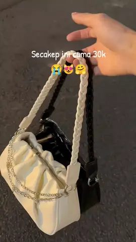 tiktok lagi eror tas secakep ini cuma 30 ribuan aja🤗 #taswanita #taswanitakekinian #tasselempangwanita #promoguncang22 