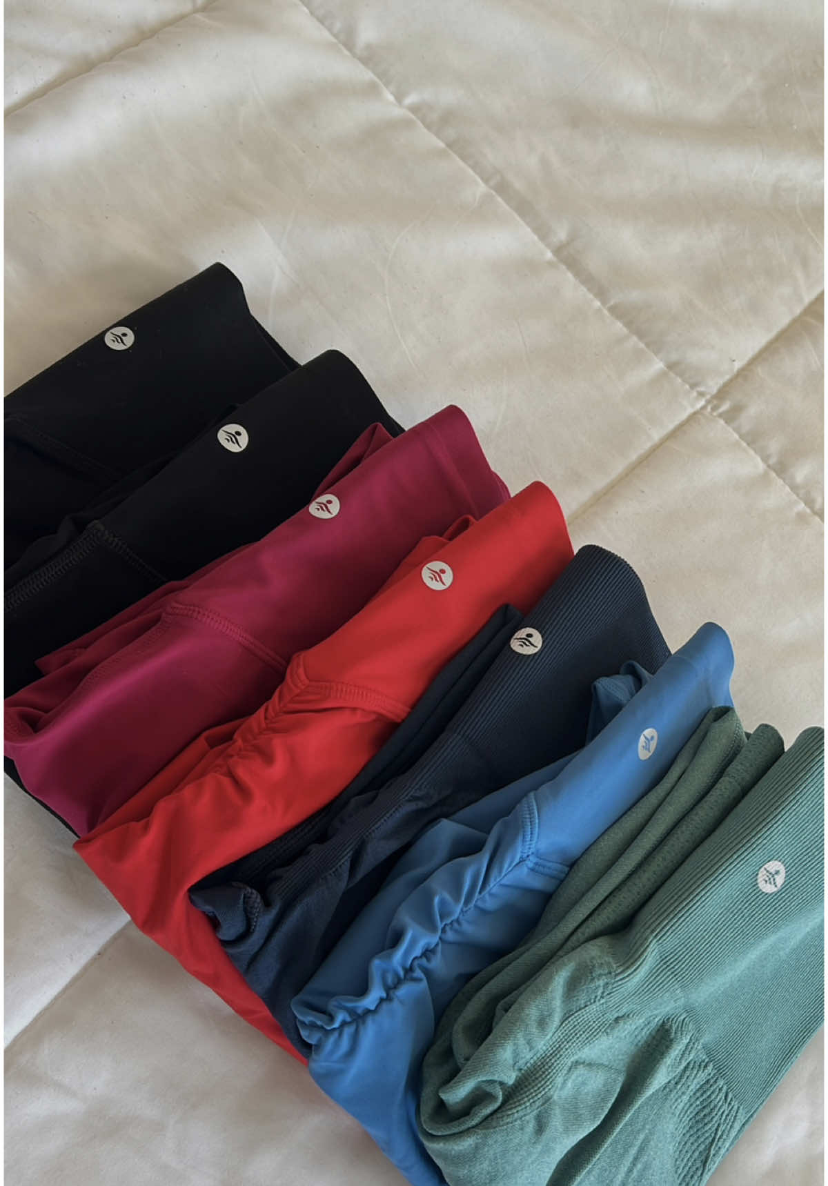 SoCinched high wasted tummy  control ultra sculpt leggings from @Halara @Halara_official 🤍 these leggings fit so comfortably and the colors are SO cute. Perfect for the gym #halaraleggings #halaratummycontrol #workoutleggings #workoutfit #gymfit 