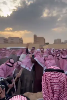 الامير #عبدالعزيز_بن_فهد حفظه الله أثناء دفن الامير #محمد_بن_فهد_بن_عبدالعزيز : الله يحلله ويبيحه 💔🤲🏻 #مقبرة_العود #الرياض #الرياض_الآن 