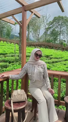 Ide outfit simple liburan sama ayang check 🎀🍒✨💗 #jelajahgajian #ootdcantik #ootdsimplehijab #outfitinspo #ootdcantikmurah #ootdcasualcewek #outfitideas 