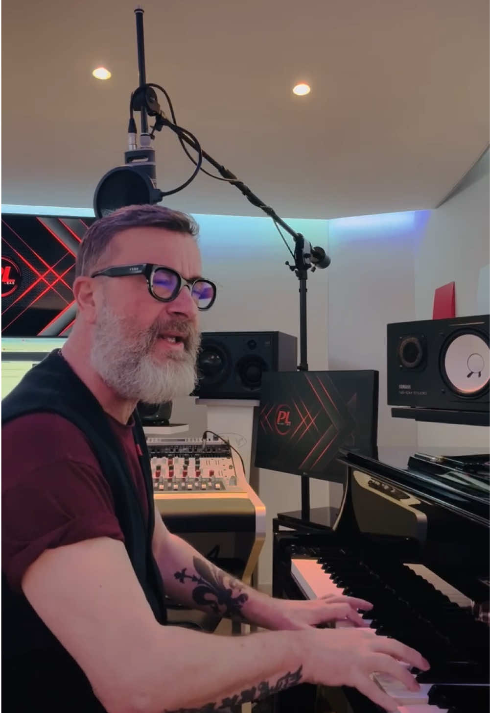 Il vostro affetto per “10 AMORI” (grazie per tutti gli ascolti!) mi ha ispirato a regalarvi questo assaggio di “Due fidanzati degli anni ’30” in acustico. Spero vi emozioni come voi emozionate me ogni giorno! L’album è al link in bio, godetevelo tutto ✨ #MarcoMasini #10Amori #newmusic #behindthesong #davedere #tiktokmusica #acoustic #piano #masini #perte #musica 