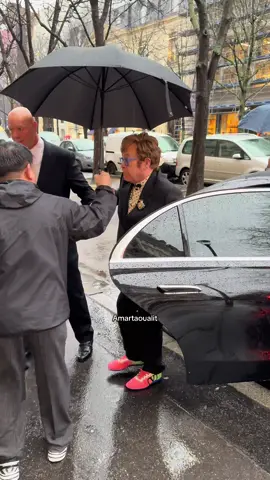 #eltonjohn  go shopping in #paris 