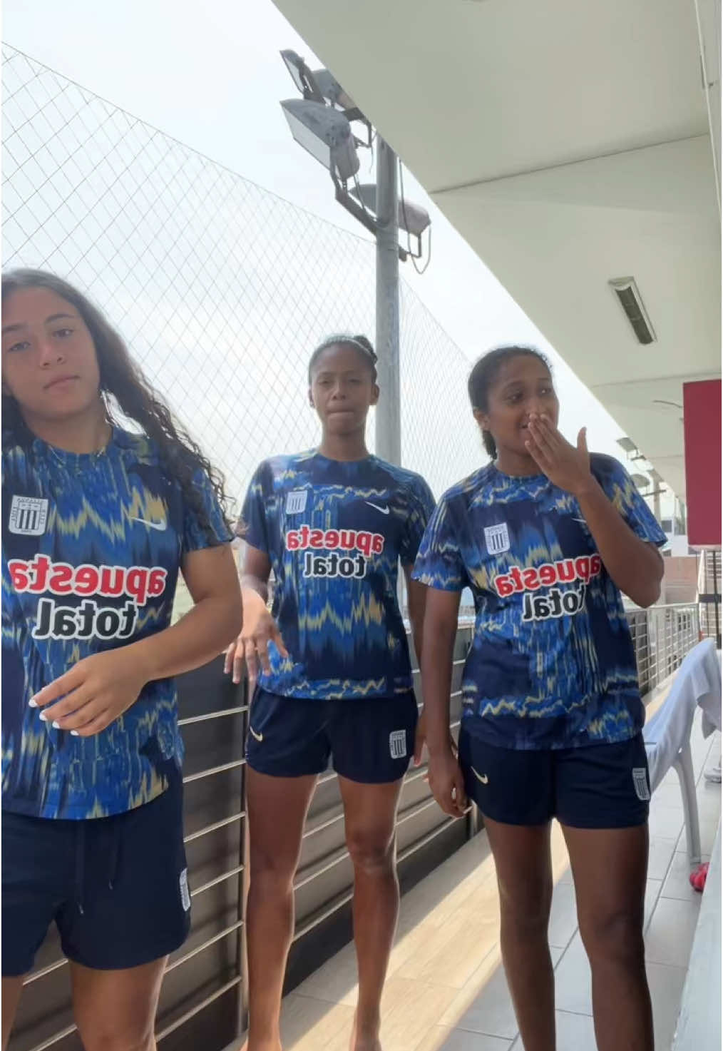 Tú tienes eso que me mata🍫💙 Ig: hernandez_fabi7 @Sashenka Porras @Alexxa_Frias  #reparto #alianzalimafemenino #futbolfemenino #paratii #viral #🇻🇪🇵🇪 #alianzalima 
