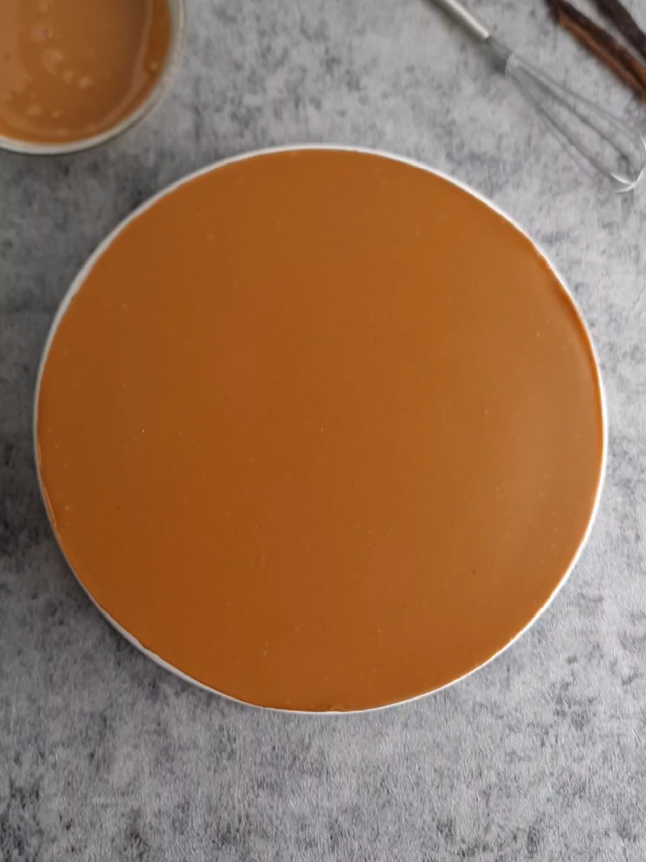Crêpes cake vanille spéculoos  Pour 16 personnes  L'appareil à Crêpes : 250 g de farine 1/2 càc de sel 20g de sucre 100g de pâte au spéculoos  8 oeufs 650 ml de lait 80 g de beurre fondu  Crème mascarpone : 125g de mascarpone  600g de crème entière froide  80g de sucre  Monter au fouet jusqu'à l'obtention d'une crème lisse et onctueuse  🇬🇧 Crepes cake vanilla speculoos For 16 people The crepe machine: 250 g flour 1/2 tsp salt 20g sugar 100g speculoos dough 8 eggs 650 ml milk 80 g melted butter Mascarpone cream: 125g mascarpone 600g cold whole cream 80g sugar Whisk until you obtain a smooth and creamy cream