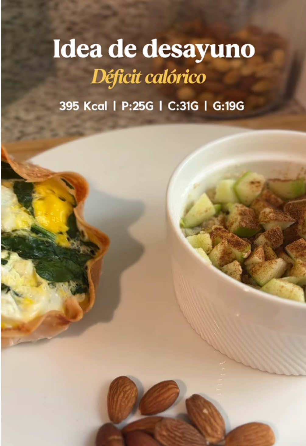Idea de desayuno déficit calórico 🍳🍏 Ojito 👀, adapten las cantidades de acuerdo a sus requerimientos diarios. Este desayuno también es una excelente opción si estás en recomposición calórica 💪. ¡Fácil, rápido y lleno de proteína para empezar el día con energía! 🔥 Macros totales: ✅ 25g de proteínas ✅ 31g de carbohidratos ✅ 19g de grasas ✅ 395 kcal Ingredientes: -35g de jamón de pechuga de pavo 🍗 -2 huevos 🥚🥚 -30g de avena instantánea 🌾 -50g de manzana 🍏 -10 almendras 🌰 -Stevia (al gusto) 🍯 -Espinaca al gusto 🌿 Descripción: Si buscas desayunos altos en proteína, esta opción es perfecta para ti. Es una combinación equilibrada de proteínas, carbohidratos y grasas saludables, ideal para quienes están en déficit calórico o trabajando en su recomposición calórica. Además, es tan versátil que también puedes disfrutarlo como un snack saludable en la tarde. Puedes incluirlo en tu menú semanal de comidas, ya que es una receta súper práctica y deliciosa. Y si eres de los que entrena temprano, este desayuno es perfecto antes o después de tu rutina de pierna o tren superior, brindándote la energía necesaria para tu rutina semanal gym. Además, es una opción equilibrada para toda la familia, así que también entra en la categoría de recetas para niños. Si te gustan los sabores dulces, puedes acompañarlo con una opción de postres saludables, como un yogur endulzado con stevia o miel 🍯. No hay excusas para no comer delicioso y saludable 😋. ¡Anímate a probarlo! #RecetasFácilesYRápidas #ComidasFácilesYRápidas #DesayunosAltosEnProteína #MenúSemanalComidas #DéficitCalórico #RecomposiciónCorporal #Desayunos #ComidasSaludables #RecetasSaludables #RutinaSemanalGym  #SnackSaludable #PostresSaludables #IdeasDeLonche #gymrat #GymTok #RecetasParaNiños #Fitness #fitnessmotivation 