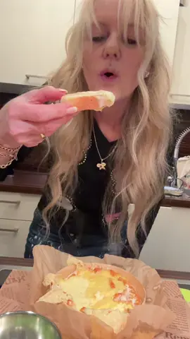 Ofenkäse aus dem Airfryer ohne vorheizen  #ofenkäse #cheese #käse #goviral #backen #airfryer #leckeressen #sogood #abendessen #mittagessen #fyp #mega 