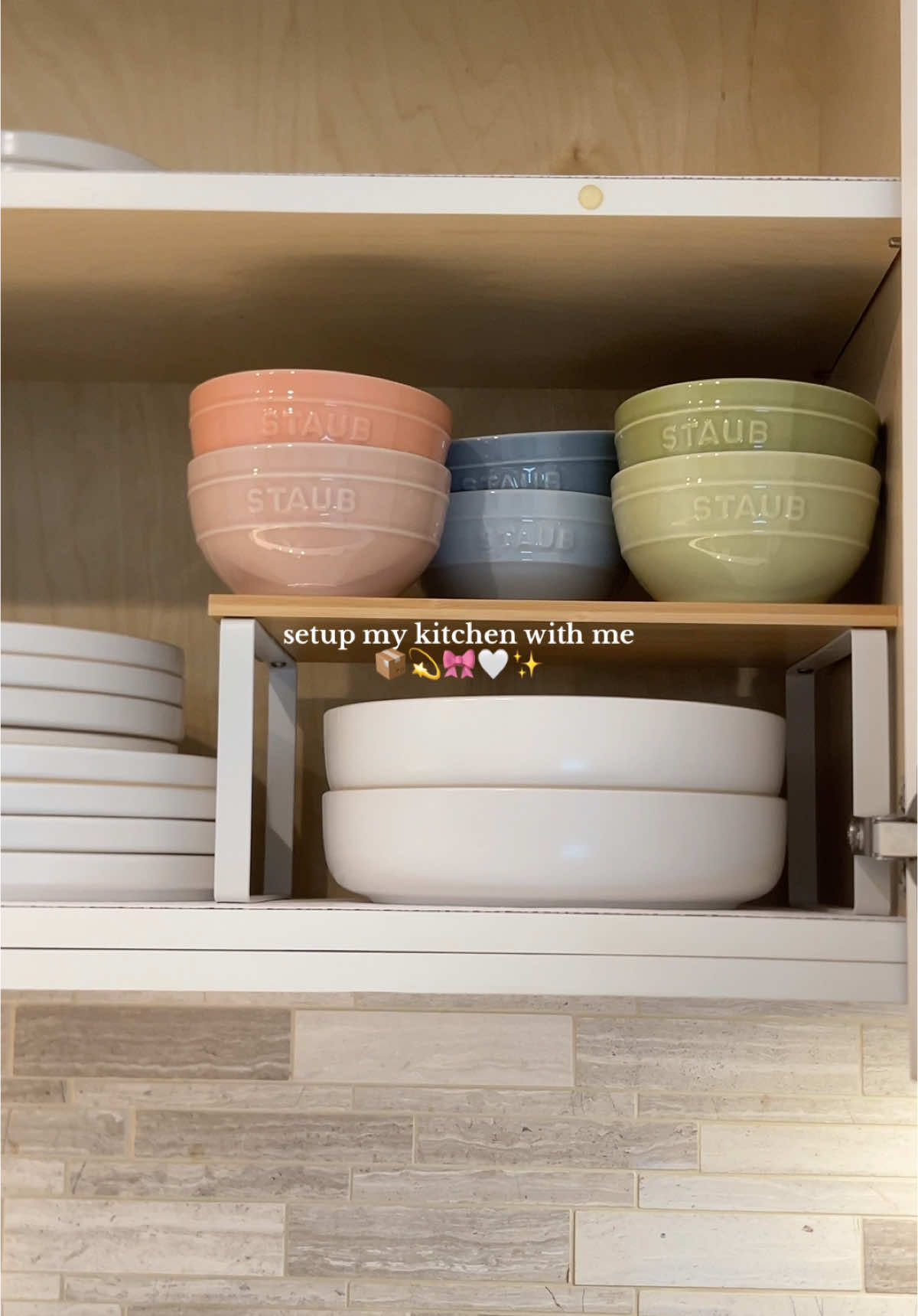 setup my kitchen with me!! 💕 #kitchen #homedecor #pinkaesthetic #kitchenorganization #kitchendesign #cleangirlaesthetic #aesthetichome 
