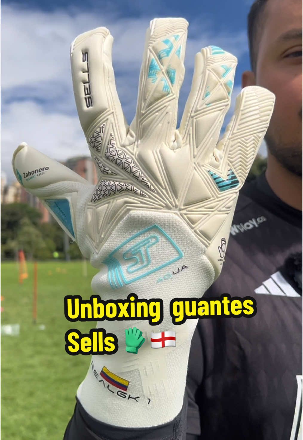 Acompáñenme al unboxing de esta joya de guantes 🧤 de la marca inglesa Sells en su modelo Claw Aqua Fit  Me tienen bastante impresionado, en otro video les hablo más a fondo de los guantes y les muestro el primer entrenamiento a tope con ellos 🔥 Entrenamiento: @¿Cómo entrenar un portero? 🫡 Guantes adquiridos con: @onetescolombia 🤝🏽 #entrenamientoarqueros #arquero #portero #fyp #guantesdearqueros #sells #unboxingvideo 