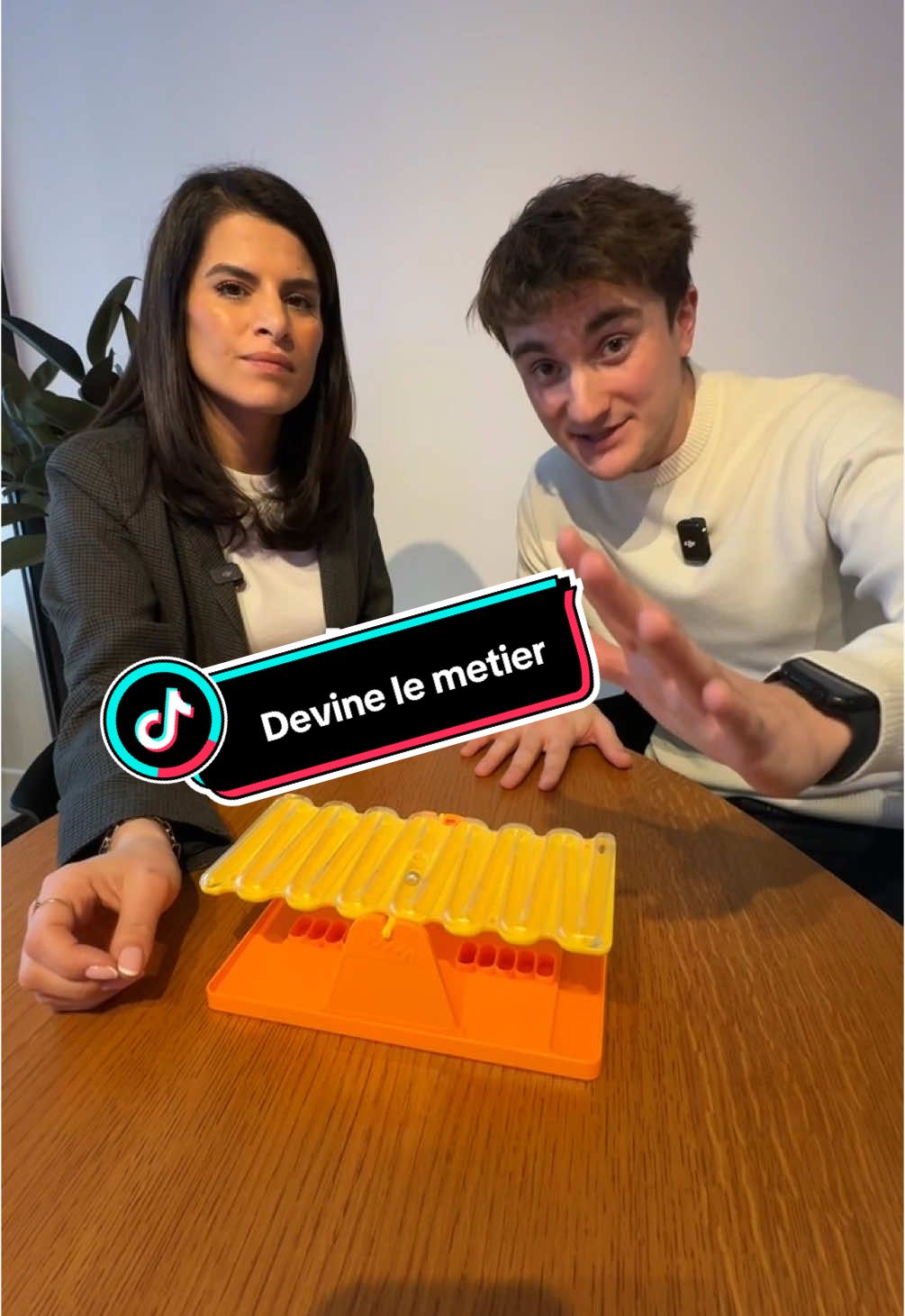 J’essaie de deviner le métier de Leyla 🤔 Abonne toi pour découvrir comment elle va tenter de me sauver la vie 🤫  🔜 Réponse dans la prochaine vidéo  @Orientation Atlas #publicité  #assurance #courtierassurance #parcoursup2025