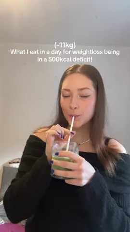What I eat in a day to loose weight🩷🌸 #viral #fyp #fypsounds #trend #weightloss #wieiadrealistic #weightlosstransformation #weightlossjourneys #kcaldeficit #kcalzählen 