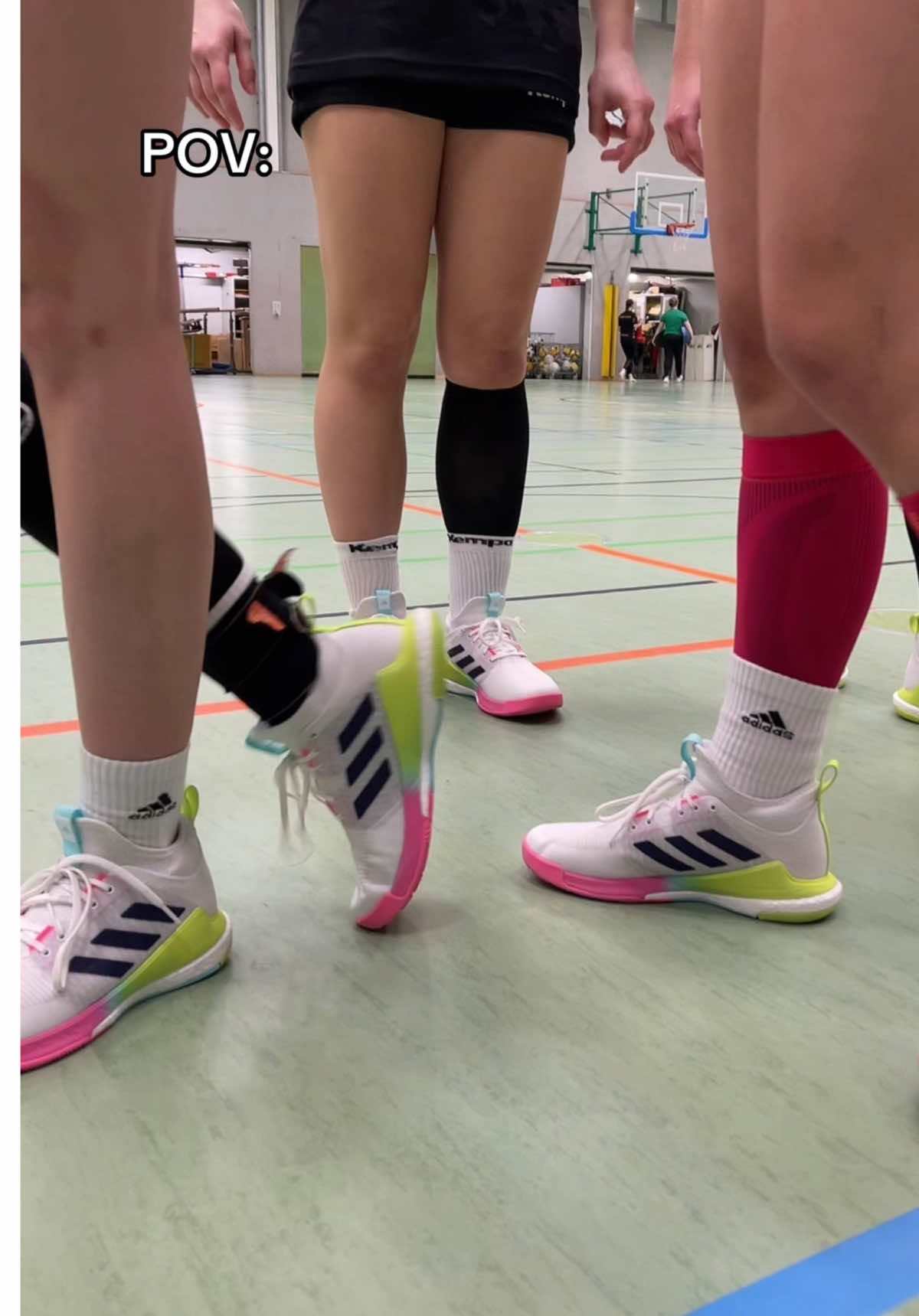 @WePlayHandball restockt ein einziges Design Crazyflight 🤭  Wer kann’s relaten?  #forstunited #handball #regionalliga #girls #trends #twin #shoes #adidas #crazyflight #viral #international #fun #handballplayer 
