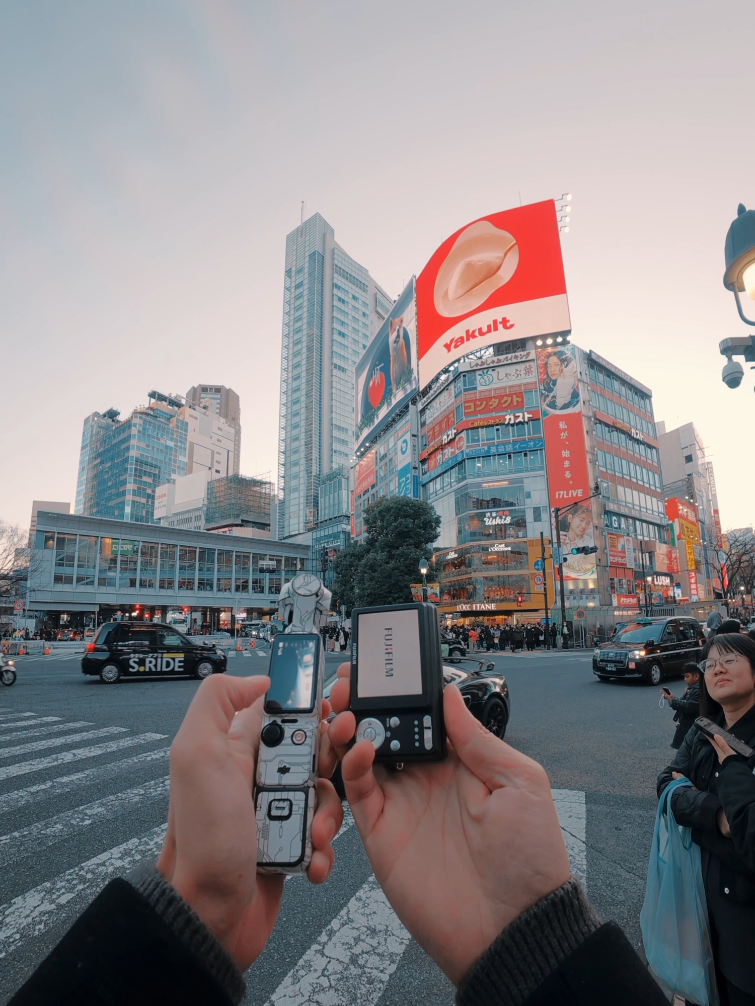 Street vibes captured! 🎥✨ Osmo Pocket 3 for crystal-clear shots vs. vintage camera for retro feels. Which one do you prefer?  📸: ig@alan__tw #OsmoPocket3#StreetPhotography#djiosmo
