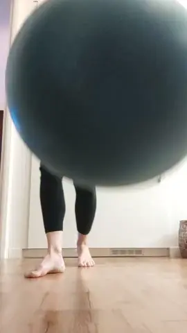 Alors qui utilise le ballon ? #gymalamaison #ballon #alamaison #exercice #detente #detentedusoir #relaxationtechniques #equilibredevie #challenge #debuterleyoga #mobilite #mouvement #yogaflow #respire #gym #entrainenement #creatorsearchinsights 