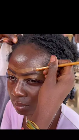 I DID MY MAKEUP BY THE ROADSIDE IN NIGERIA, RATE HOW WELL THIS MUA DID🫶🏽 #makeup #streetmakeup #ti̇ktok 