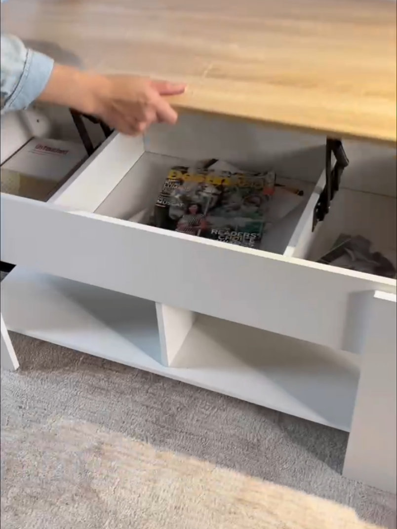 Table basse relevable blanc et effet bois,  élégant et pratique.  Profite le prix soldé,  c'est un bon affaire !  urbanmeuble.com #ameublement #decoration #decointerieur #élégant #maisonsdumonde #soldes2025 