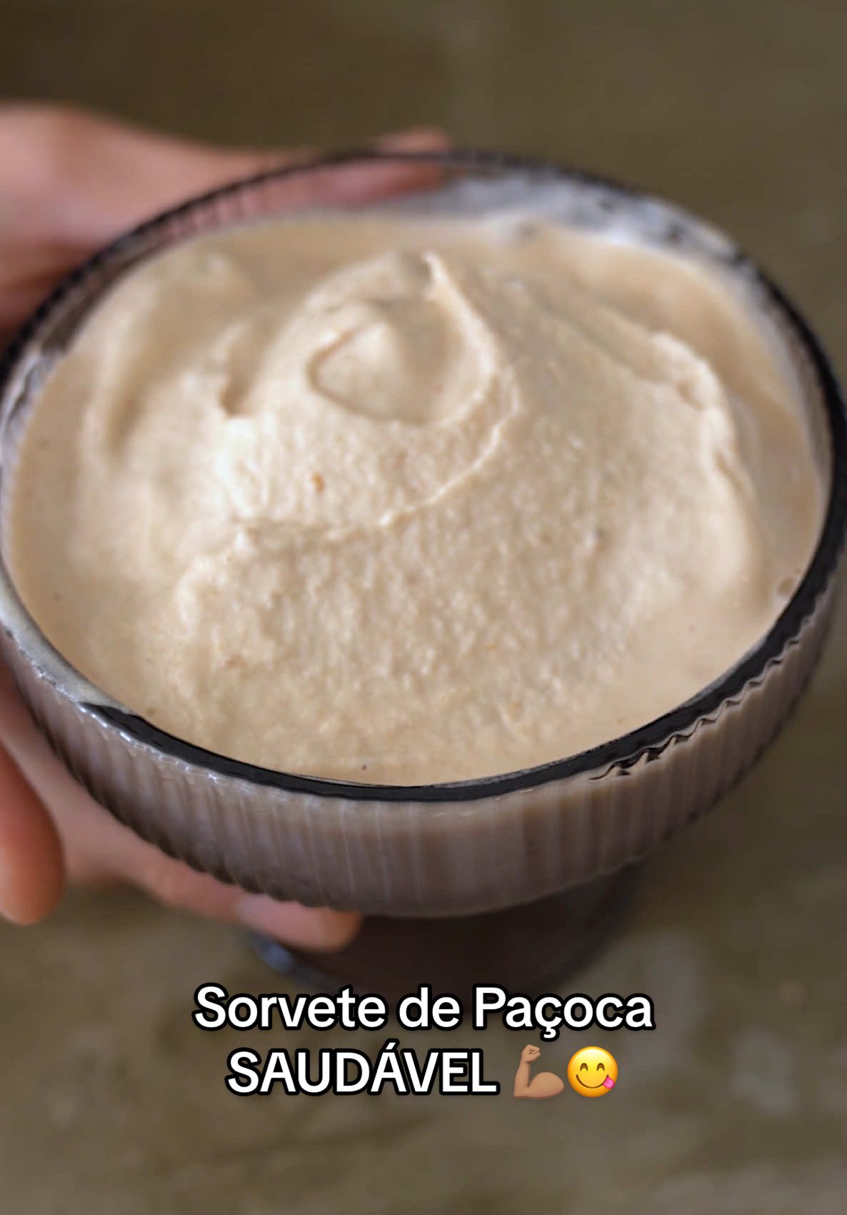 Sorvete de Paçoca Saudável & Proteico 🤤💪🏽 Essa receitinha cabe deliciosamente na dieta de qualquer pessoa! Simples, fácil, proteica e muuuuuito gostosa!!! 10/10 que vai deixar o seu verão ainda melhor 🍨😋🙌🏽 Marca o @ especial que vai fazer pra vc! 😮‍💨👏🏼 Ingredientes 👨🏻‍🍳 - 2 bananas congeladas - tiquinho de água (só se quiser pra balancear o sabor) - 4 cubinhos congelados de leite desnatado - 4 scoops de whey de Paçoca SharkPro 10/10 FAZ E ME CHAMA PRA COMER TBM, PQ O MEU JÁ ACABOU KK  #sorvetefit #docefit #receita #receitasaudavel