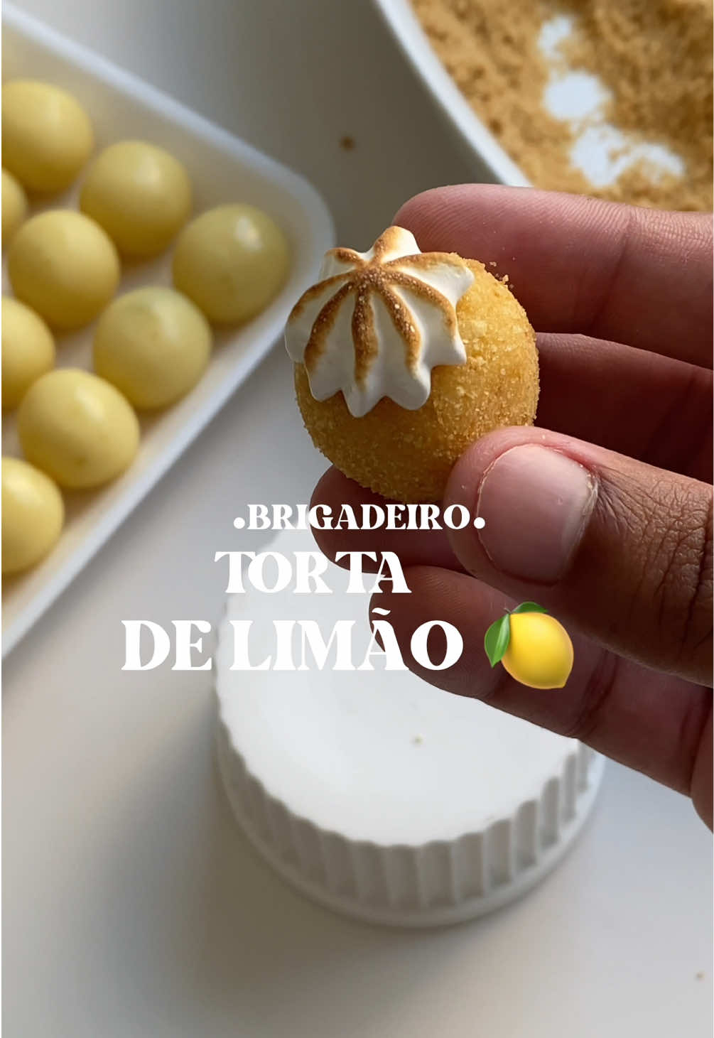 👇🏽 Ingredientes  1 LC 1 CL Raspas de limão  Suco de meio limão  Bolacha maisena triturada  4 ovos  180g de açúcar  Clica no link da bio pra você adquirir meu ebook!! São mais de 60 receitas diferentes, video-aula, precificação e tudo que você precisa aprender pra fazer um brigadeiro perfeito e se destacar na confeitaria. #brigadeiro #brigadeirogourmet #receita #confeitaria 
