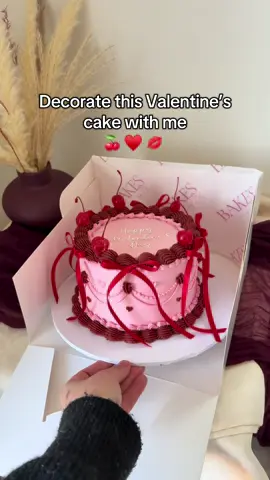The prettiest Galentine’s cake ♥️🍒💋 the dark red and pink combo is so beaut. Let me know what you think! #galentinesday #galentinescake #valentinescake #vintagecake 