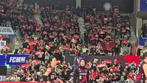 Fans Redsparks 👏👏👏 Meriah banget . . Pov : Solmangat #redsparks #megawatihangestri #kapal817 #kapal83 #kovovleague 