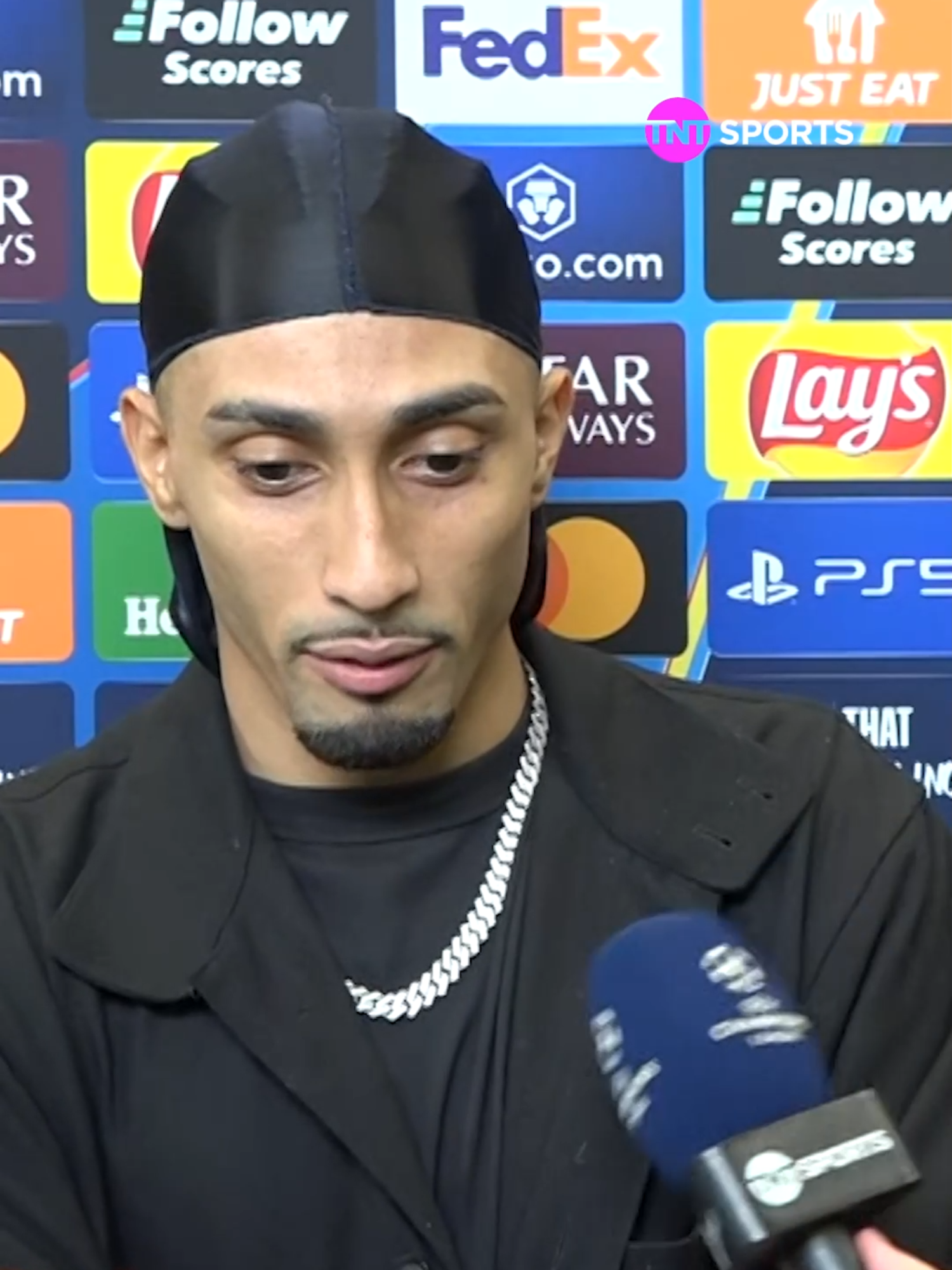 😎🇧🇷 Um dos grandes nomes da Fase de Liga da Champions, o ESTILOSO Raphinha falou com exclusividade para o nosso Arthur Quezada sobre o momento mágico vivido no Barça e a volta de Neymar ao Brasil! 🔥 Confira! #CasaDaChampions #Raphinha #Barcelona #Neymar