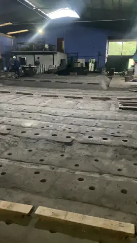 “Controla la temperatura o pierde TODO” La temperatura correcta no solo funde hierro, ¡hace magia! 👊 ✅ Controlamos cada grado para evitar piezas frágiles. ✅ Paramos, ajustamos y logramos hierro fuerte como roca. ✅ Convertimos errores en aprendizajes para entregar calidad top. Y lo más importante aprendimos a no dejar pasar por alto ningún detalle. Lo que nos llevó a lograr la mejor de todas las calidades.  💡 ¿Te ha pasado algo parecido? Cuéntame tu historia. 🔧🔥 #fundicion #aluminio #hierro #industria #travelblogger #trabajo #empresa #error 