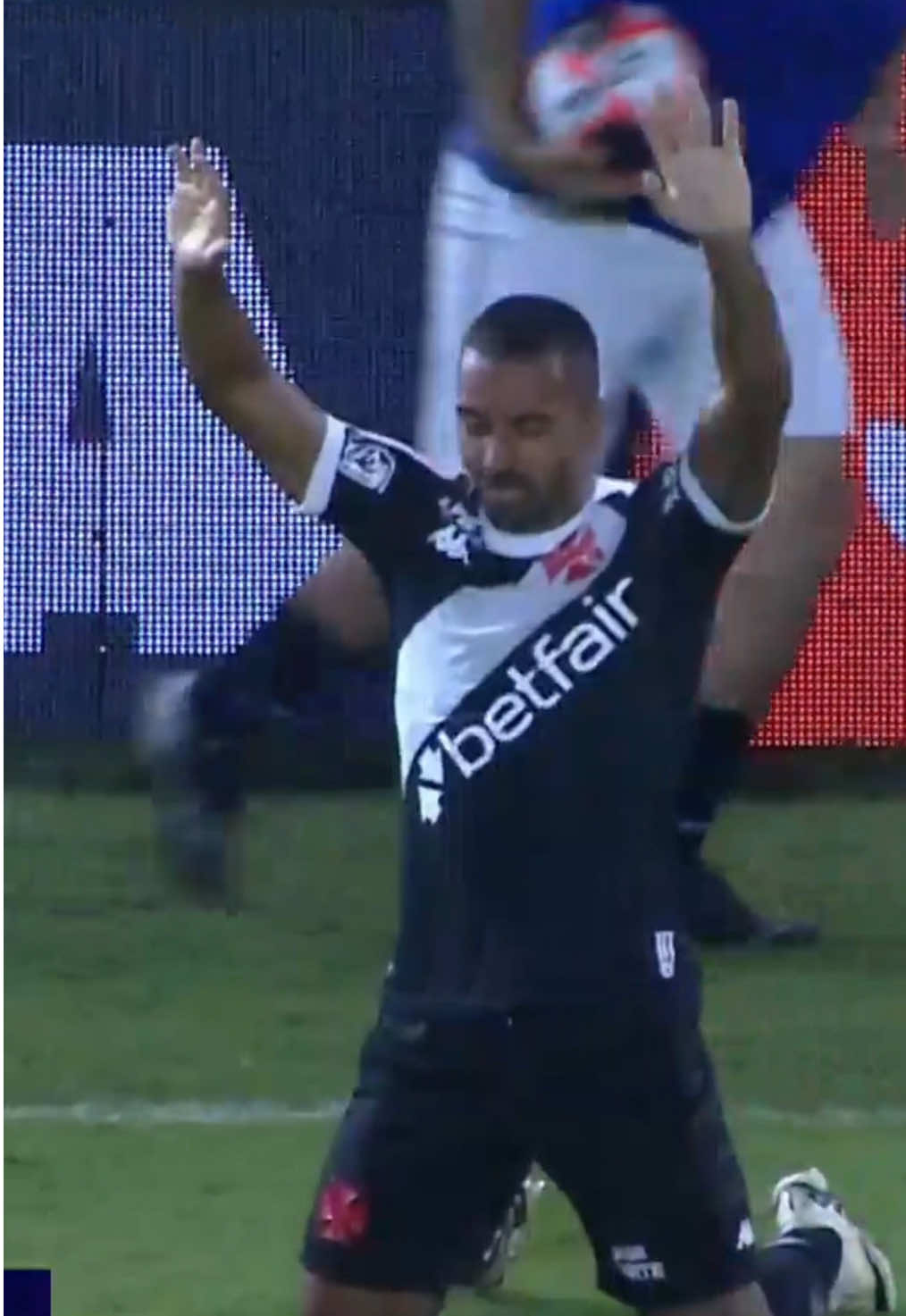 Golaço do Paulo Henrique! ⚽️💢 O gol da vitória do Vasco foi absurdo! PH fez fila e chutou firme pra garantir a vitória da equipe no Carioca. *Contém legenda automática  #Premiere #CariocaNoPremiere #Vasco