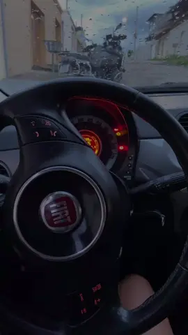 Eu no meu dia menos motorista 😮‍💨💅 #mulherdirigindo #mulhernovolante #fiat500lounge #recemhabilitada #fiat500 #fyp 