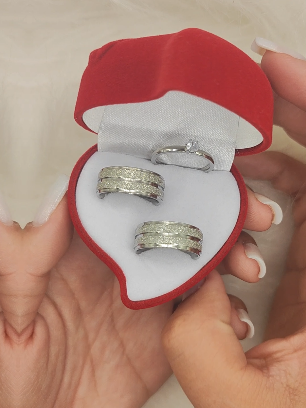 Par de #alianças 8MM com anel solitário ❤️#viral_video #aliancasdenamoro #casamento 