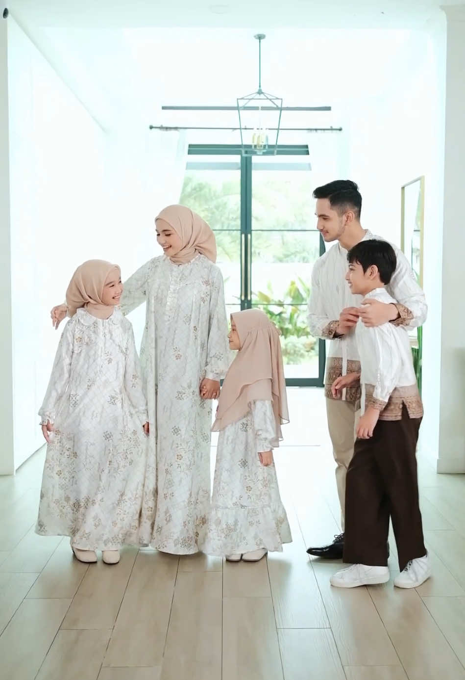 Selamat pagi Rauna Partner💖 Pesona keluarga makin terpancar pakai Sarimbit Asmara Broken white ✨ Udah pasti cakep banget! Wajib banget punya Sarimbit Asmara di lemari kamu😎🫶🏻 #sarimbit #sarimbitkeluarga #sarimbitlebaran #sarimbit2025 #bajulebaran #ootdlebaran #keluargabahagia #raunapride 