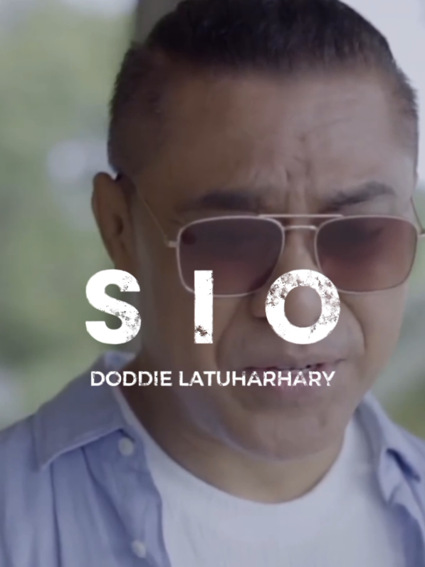 Pernahkah kamu merindukan sosok ayah yang telah tiada? Doddie Latuharhary kembali dengan lagu yang menyentuh hati, 'SIO!'. Lagu ini adalah ungkapan perasaan yang mungkin pernah kita rasakan semua. Siap-siap air mata berlinang saat mendengarkan lagu ini. Full on YouTube channel Doddie Latuharhary | @doddielatuharhary  #betastory14 #tampamusic #liriklagu #laguviralterbaru #coverlagu #trending #fyp #doddielatuharhary #laguambonterbaru 