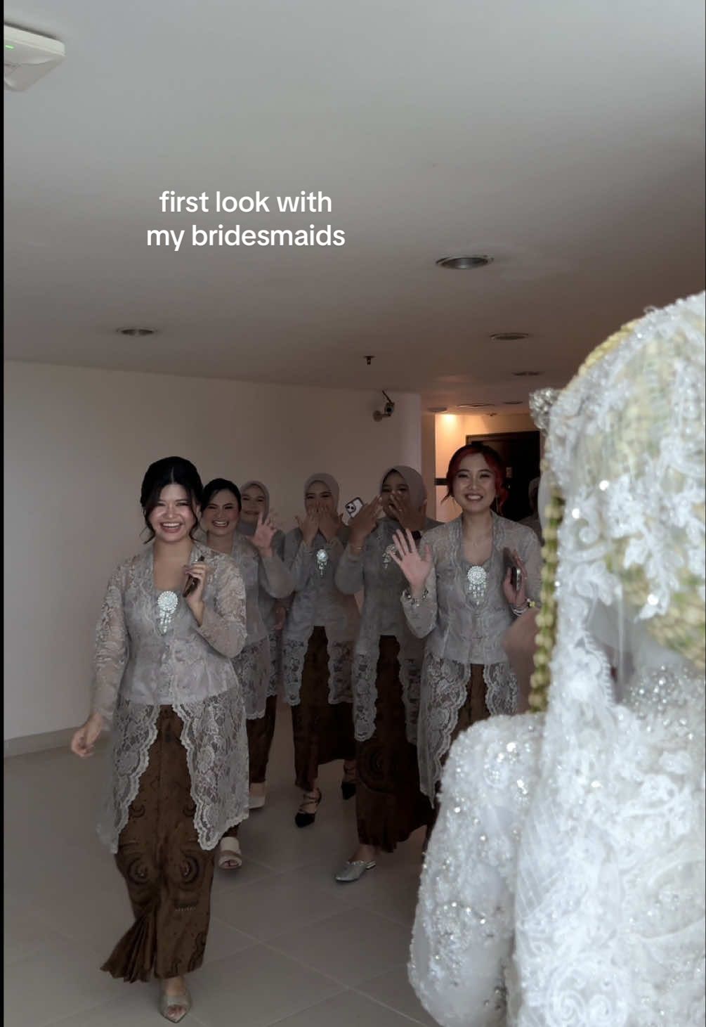 salah satu request ke wo yang ngga boleh kelewat di pernikahan ku — first look with my ladies 👰🏻‍♀️✨ #bridesmaids 