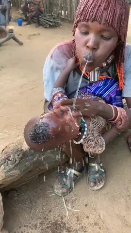 Pobre criança! #hadzabe #hadzabe #africa #UK #USA #etiopiantiktok🇪🇹 #criança #banho