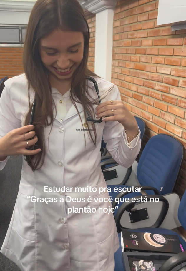 O sorriso entrega a felicidade genuína! Obrigada por estar comigo em cada passo, meu Deus!!!🥹❤️ #medicina #faculdade #Deus #sonhos #médica #daily #fy #fyp #estetoscópio 