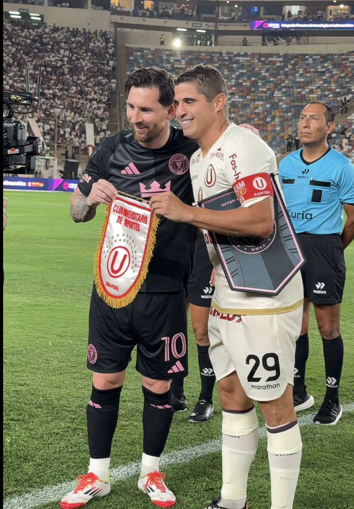 𝗗𝗘 𝗖𝗔𝗣𝗜𝗧𝗔́𝗡 𝗔 𝗖𝗔𝗣𝗜𝗧𝗔́𝗡 🤝 #LaGarraDelÚnicoGrande #YDaleU #Universitario #Perú #Fútbol #Messi #LeoMessi #InterMiami 
