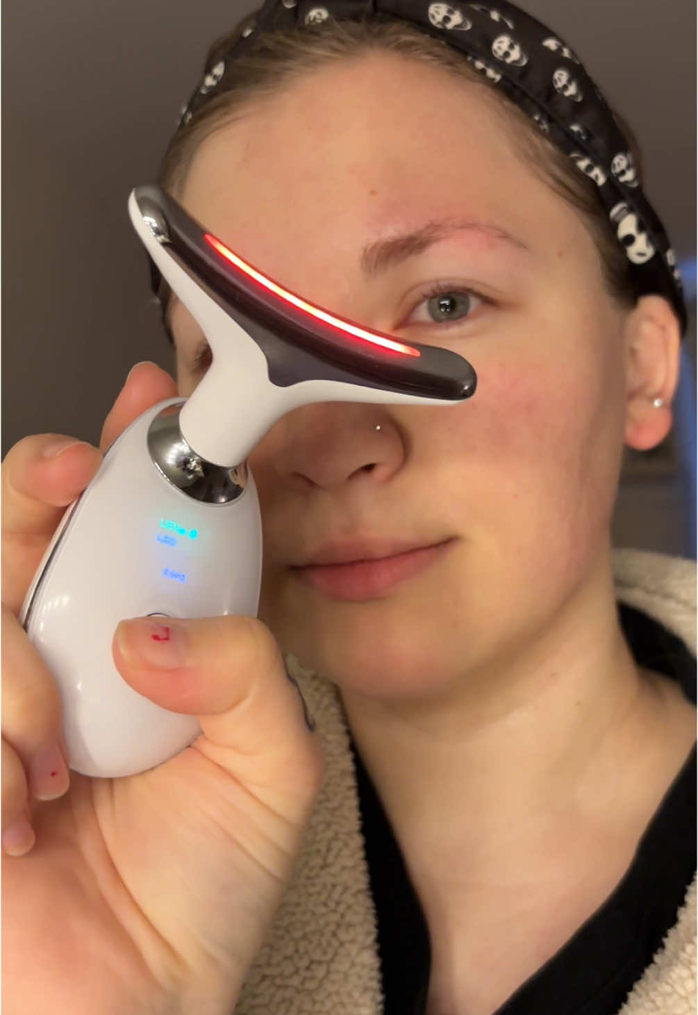 Don’t walk, run. 🏃‍♀️ This red light neck massager has changed my life so much. It is a relaxing, and therapeutic part of my everyday routine. 🤞🏻 #redlight #redlightherapy #guashatutorial #skincare #tiktokshop 