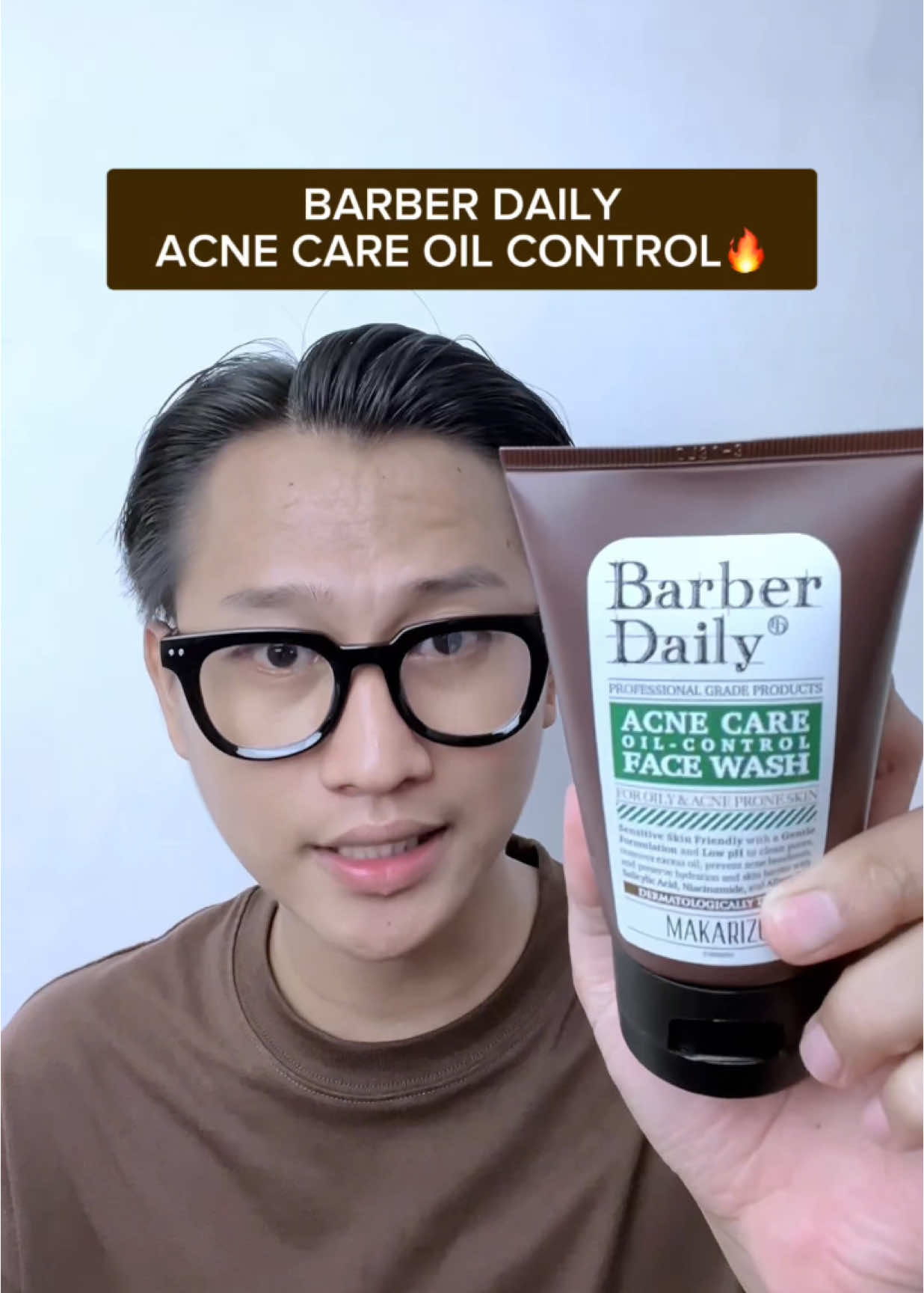 Muka lo jerawatan, beruntusan, dan berminyak? Lo bisa pakai face wash barber daily acne care dan oil control pakai sehari 2x ⚡️⚡️#barberdaily #facewashgentle #skincarecowok #skincarepria #sabunmuka #kulitberminyak #kulitberjerawat 