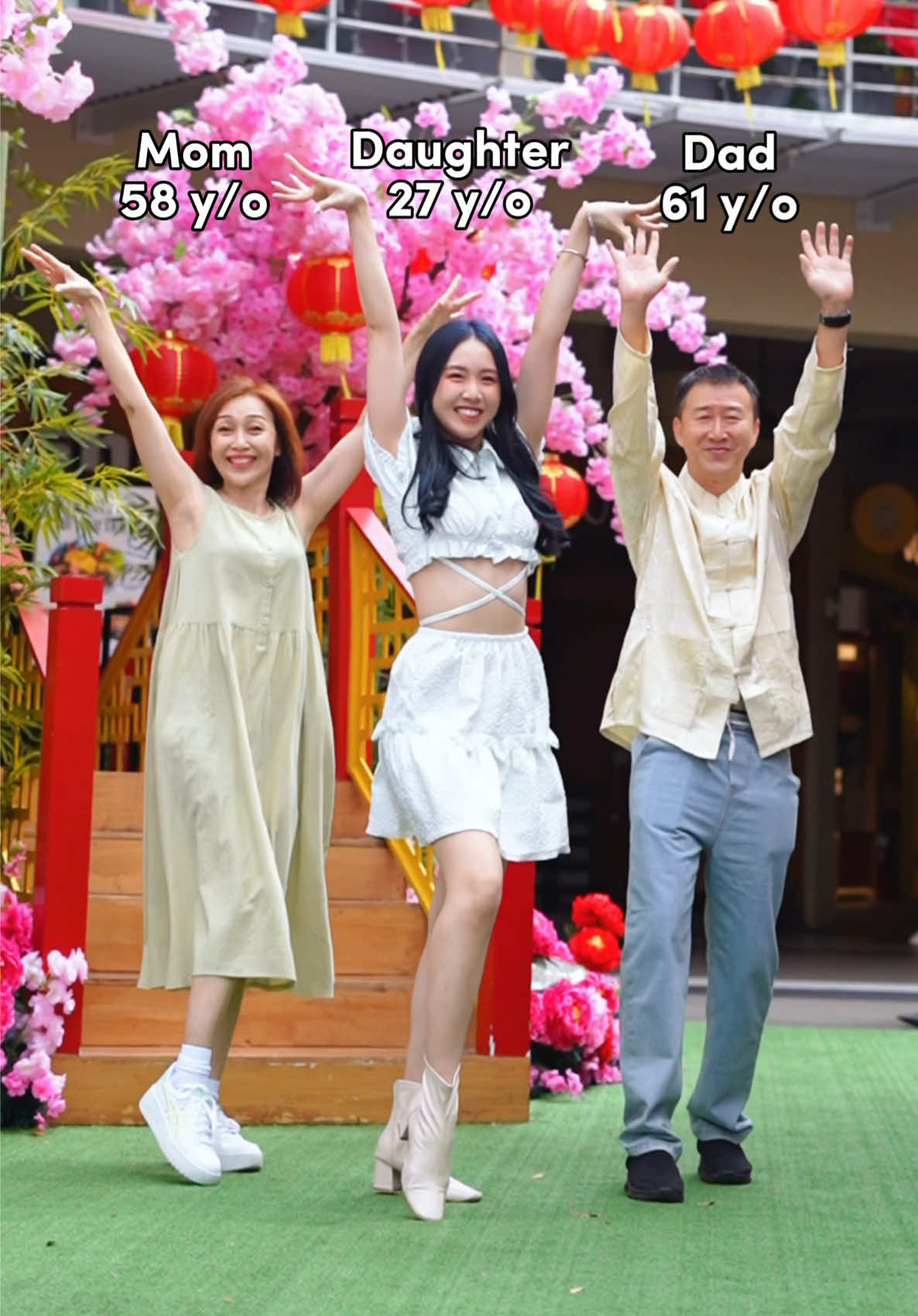 Team mom 👩🏻 or team dad 👨🏻haha? Make my parents to dance in public with me hehe    #danceinpublic #danceinpublicchallenge #cny2025 #爱呀恭喜你 #familydance 