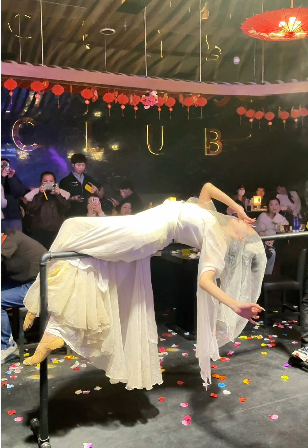 @郭喆喆 (GIGI 酒馆)  #cotrang #muacotrang #dance #douyin #club #bar 