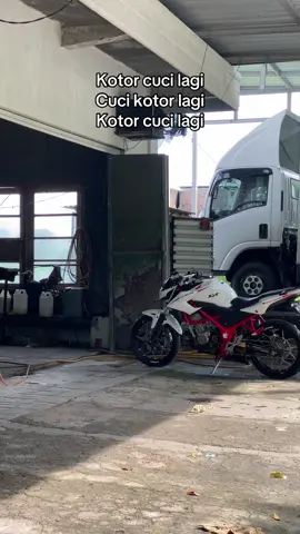 Stay clean ☺️ #fyp #cb150r #dohc #honda #capcut #jatim #fypシ #streetfirejarijariclub #cb150r_jarijari #trending #hondagang #danapelajar #streetvideo  #cb150rminimalis #jatimpride #madiun  #cb150rmodifikasi #thailand #thailand🇹🇭 #thailook  #cb150rkomorod #cb150rstreetfire #cb150rjarijarinusantara #cb150rkomorod #xyzbca #magetan #icikiwir  