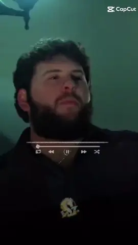 #PalabradeHombre  Canción de #ElFantasma  #letracompleta  Palabra de hombre Esta vez voy aguantar Lo que tenga que pasar Y me hará bien la soledad Voy a dar vuelta a la hoja Sacaré lo que me estorba De mi mente las historias Hoy sus besos se me borran Y sus ojos no verán Ni una lágrima rodar Aquí nadie va a llorar Tengo prohibido Recordarla una vez más No le importa mi cariño Y si quiere regresar Que vaya por donde vino Aquí nadie va a llorar Dice mi orgullo Otro amor no ha de encontrar Me va a buscar en un futuro Una edición especial De tu vida el número uno Aquí nadie va a llorar Nomás ella Cuando me empiece a extrañar Ay, amor Aquí nadie va a llorar Tengo prohibido Recordarla una vez más No le importa mi cariño Y si quiere regresar Que vaya por donde vino Aquí nadie va a llorar Dice mi orgullo Otro amor no ha de encontrar Me va a buscar en un futuro Una edición especial De tu vida el número uno Aquí nadie va a llorar Nomás ella Cuando me empiece a extrañar