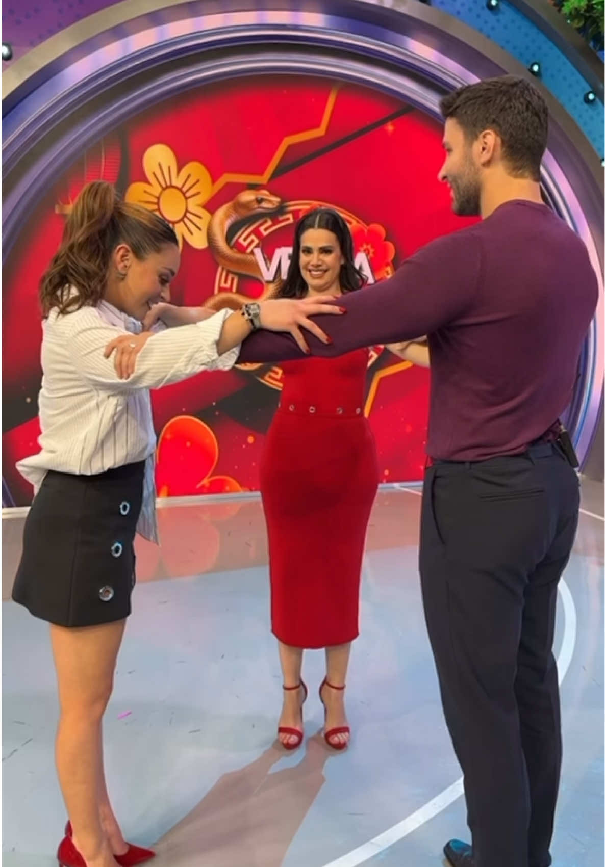 Debo aceptar que pensé mucho para hacer este #trend. 😂🙌🏻💃🏻🕺🏻 ¡Los quiero @Viviann Baeza, @Kike Mayagoitia!  #friends #dance #happy #cool