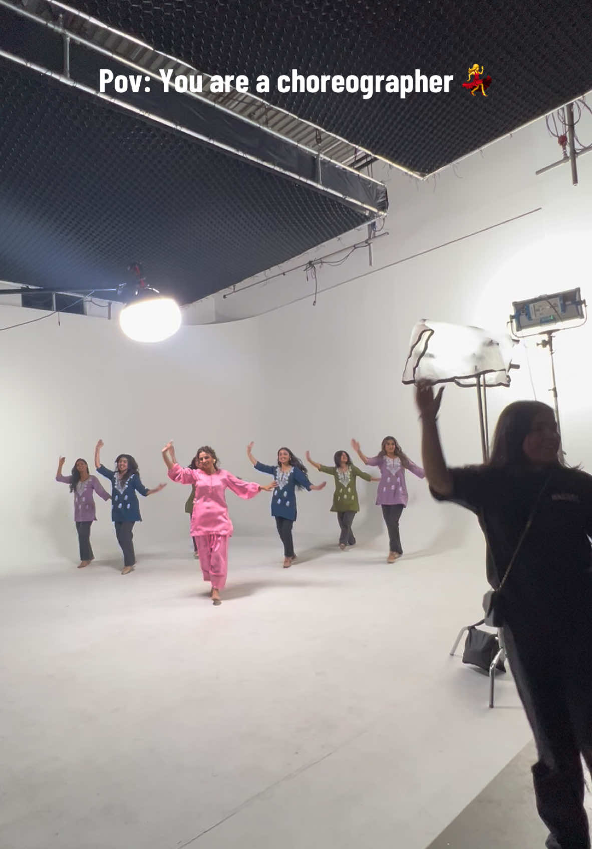 Choreographer duties on set 💃🤍  #tareef #punjabisongs #borntobhangra #dance#gidha 