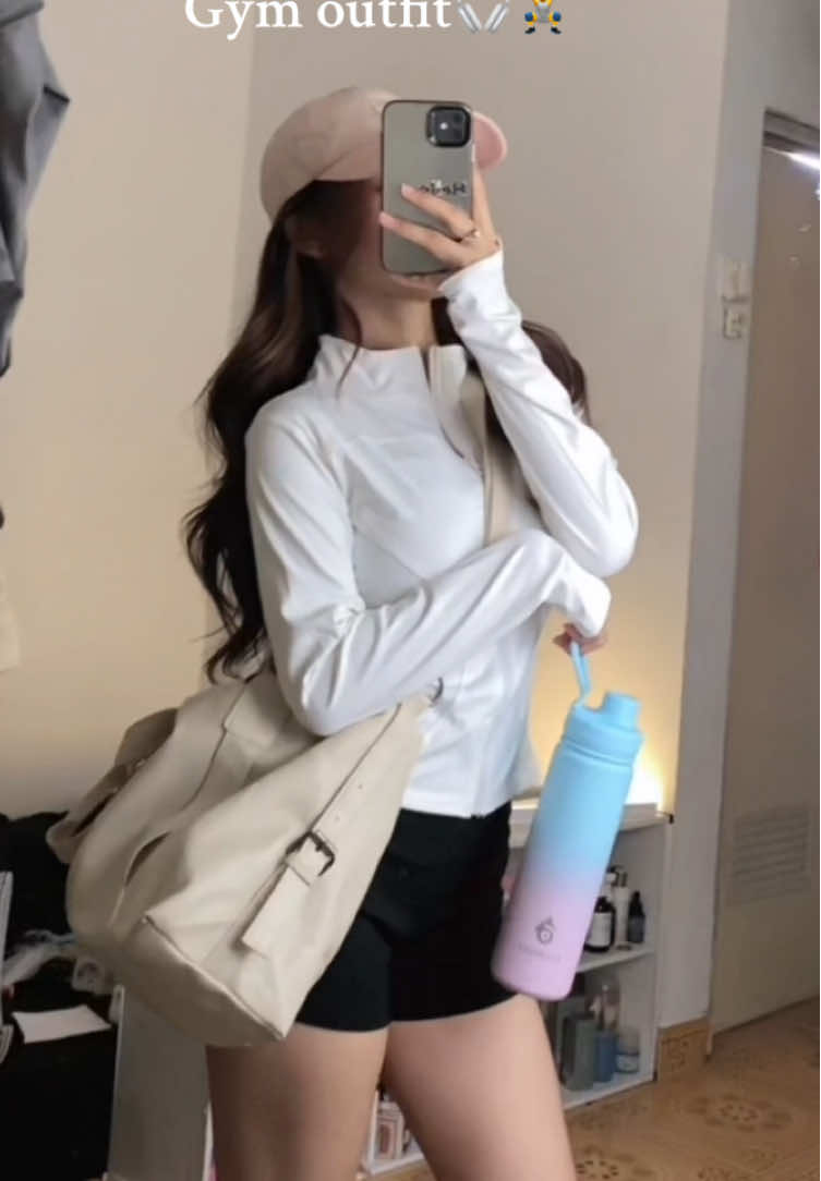 Gak nyesel beli warna putih ternyata pas di pake cakep bngt dong🥰 kira2 beli warna apa lagi ya saran dong guys😅☺️ #outfitgym #gym 