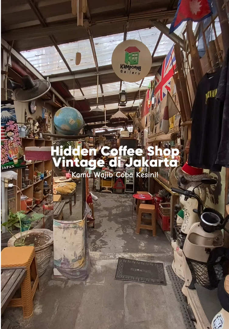 Hidden coffee shop vintage di Jakarta! Buat kamu yang suka foto ootd vintage, wajib banget kesini😍🙌 Untuk harga makan minuman masih terjangkau. Aku kemarin coba es thai tea nya enak, cuma 10-ribu Jangan lupa di save videonya dan tag kesayangan kamu buat diajak kesini! #coffeeshopjakarta #cafejakarta #gallery #kampoenggallery #vintage #placetogojkt #kebayoranlama 